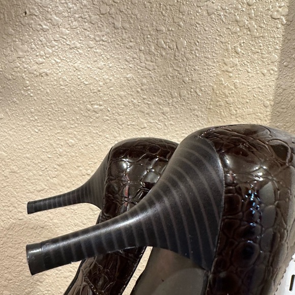 Karen Scott Brown Croc-Embossed Slingback Heels - Size 7.5 M - Picture 5 of 5